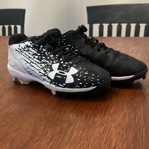 Youth Under Armour Baseball Cleats, black & white, size 3.5Y